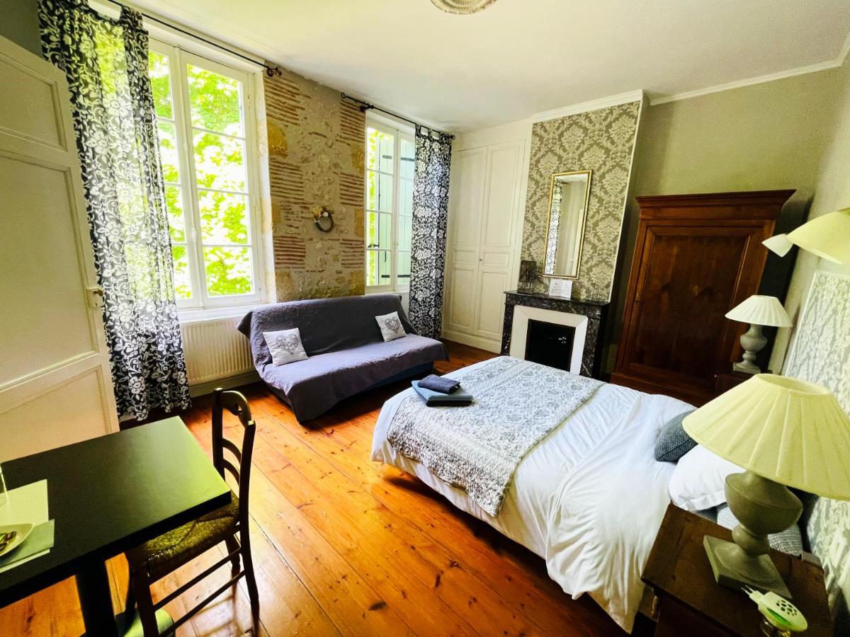 Domaine Le Baraillot, Et Repas D'hotes, Soiree Etape Bed & Breakfast Aiguillon